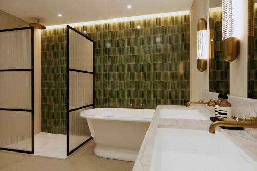 Habitación Familiar Hydeaway con dos camas King y vistas a la ciudad del hotel Corus Hyde Park. Foto 3