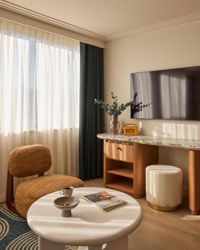 Premium King Room with Daybed del hotel Indigo London K West Shepherd's Bush by IHG. Foto 1