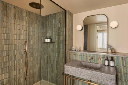 Premium King Room with Outdoor Area Bathtub del hotel Indigo London K West Shepherd's Bush by IHG. Foto 5