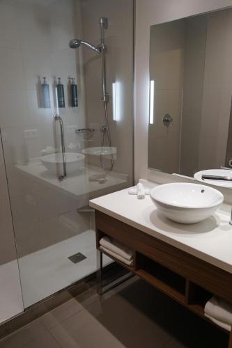 Habitación con cama extragrande. del hotel Hilton Garden Inn Malaga. Foto 1