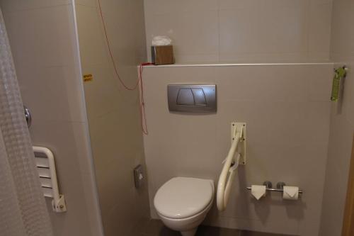 Habitación con cama extragrande - Adaptada para personas de movilidad reducida del hotel Hilton Garden Inn Malaga. Foto 1