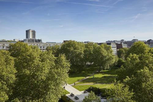 Habitación Doble Superior con vistas a la plaza - 2 camas dobles del hotel London Marriott Grosvenor Square. Foto 3
