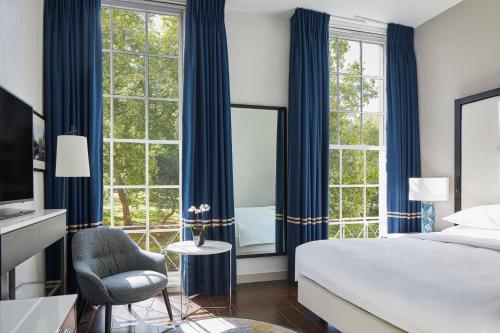 Habitación Superior King con vista a la plaza del hotel London Marriott Grosvenor Square
