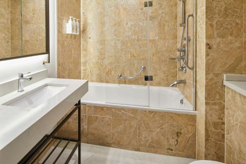 Habitación Superior King con vista a la plaza del hotel London Marriott Grosvenor Square. Foto 6