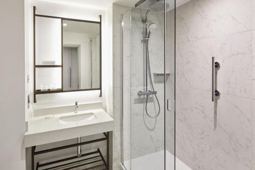Habitación Deluxe con cama King del hotel London Marriott Grosvenor Square. Foto 3