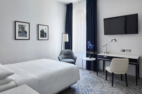 Habitación Deluxe con cama Queen del hotel London Marriott Grosvenor Square. Foto 1