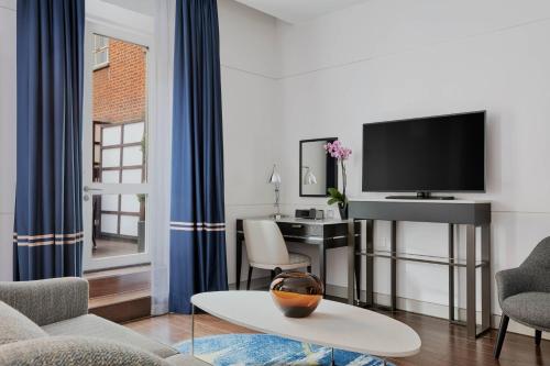 Suite con balcón y acceso al salón ejecutivo del hotel London Marriott Grosvenor Square