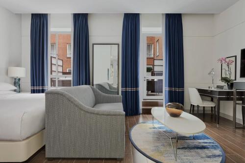 Suite con balcón y acceso al salón ejecutivo del hotel London Marriott Grosvenor Square. Foto 1