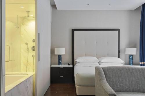Suite con balcón y acceso al salón ejecutivo del hotel London Marriott Grosvenor Square. Foto 2