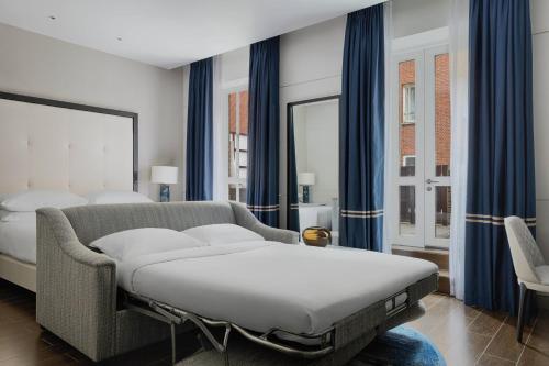 Suite con balcón y acceso al salón ejecutivo del hotel London Marriott Grosvenor Square. Foto 3