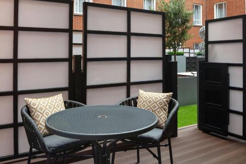 Suite con balcón y acceso al salón ejecutivo del hotel London Marriott Grosvenor Square. Foto 4