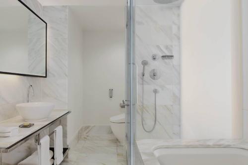 Suite con balcón y acceso al salón ejecutivo del hotel London Marriott Grosvenor Square. Foto 7