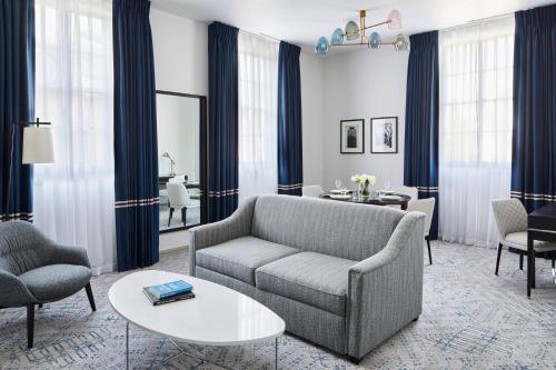 Suite de un dormitorio con acceso al salón ejecutivo del hotel London Marriott Grosvenor Square