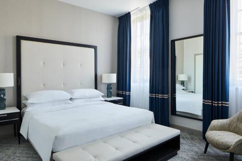 Suite de un dormitorio con acceso al salón ejecutivo del hotel London Marriott Grosvenor Square. Foto 1