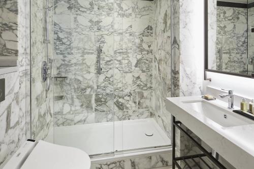 Suite de un dormitorio con acceso al salón ejecutivo del hotel London Marriott Grosvenor Square. Foto 2