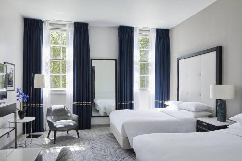 Habitación Doble Premier con 2 camas dobles del hotel London Marriott Grosvenor Square
