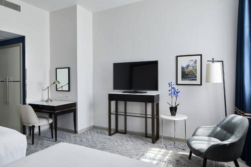 Habitación Doble Premier con 2 camas dobles del hotel London Marriott Grosvenor Square. Foto 1