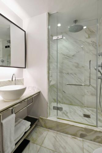 Habitación Doble Premier con 2 camas dobles del hotel London Marriott Grosvenor Square. Foto 2
