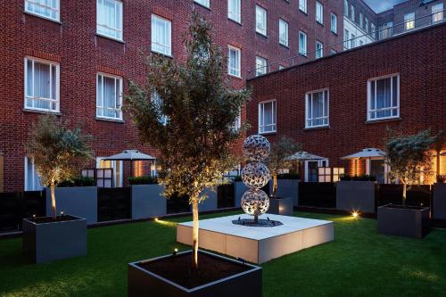 Premier King Guest Room with One King Bed and One Terrace del hotel London Marriott Grosvenor Square