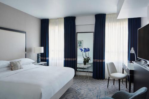 Premier King Guest Room with One King Bed and One Terrace del hotel London Marriott Grosvenor Square. Foto 1
