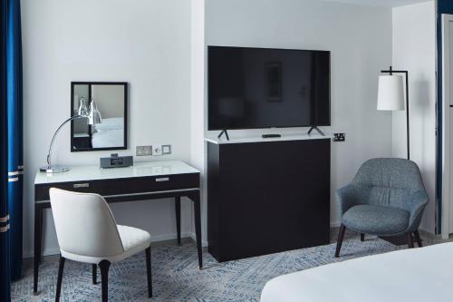 Premier King Guest Room with One King Bed and One Terrace del hotel London Marriott Grosvenor Square. Foto 2