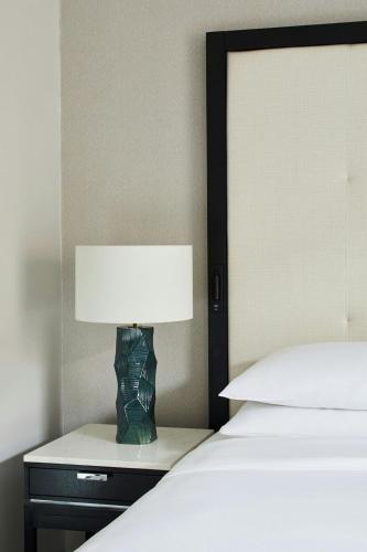 Premier King Guest Room with One King Bed and One Terrace del hotel London Marriott Grosvenor Square. Foto 3