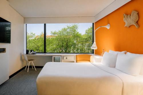 Habitación Doble Deluxe con vistas a la ciudad - 1 o 2 camas del hotel Evolution Lisboa. Foto 8