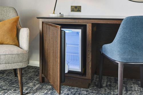 Habitación Deluxe con cama extragrande del hotel London Marriott Marble Arch. Foto 4
