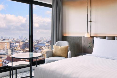 Habitación con cama extragrande y vistas a la ciudad del hotel London Marriott Marble Arch