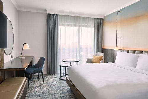 Habitación con cama extragrande y vistas a la ciudad del hotel London Marriott Marble Arch. Foto 1