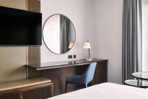 Habitación con cama extragrande y vistas a la ciudad del hotel London Marriott Marble Arch. Foto 3