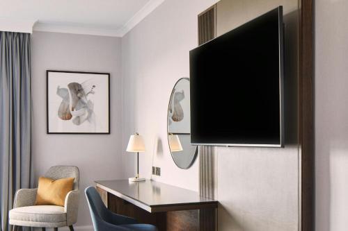Habitación con cama extragrande y vistas a la ciudad del hotel London Marriott Marble Arch. Foto 4