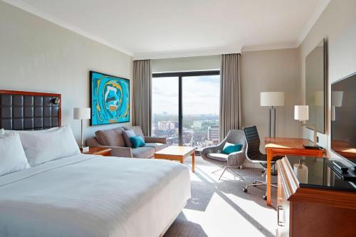 Habitación Doble Superior con sofá cama y cama grande del hotel London Marriott Marble Arch. Foto 5