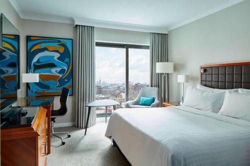 Habitación Deluxe con cama extragrande del hotel London Marriott Marble Arch. Foto 5