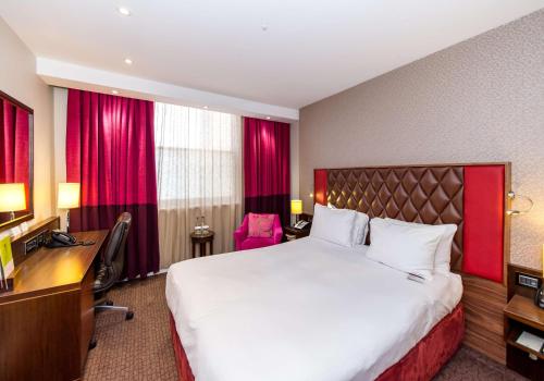 Habitación King del hotel Doubletree By Hilton London Marble Arch. Foto 2