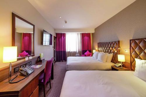Habitación Familiar con cama queen del hotel Doubletree By Hilton London Marble Arch. Foto 2