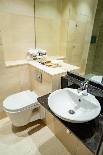 Habitación Superior con cama extragrande del hotel Doubletree By Hilton London Marble Arch
