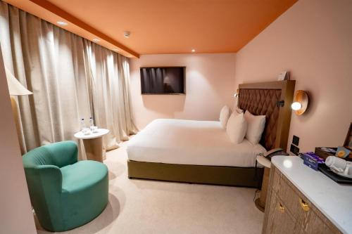 Habitación Superior con cama extragrande del hotel Doubletree By Hilton London Marble Arch. Foto 2