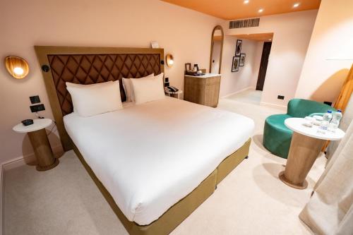 Habitación Superior con cama extragrande del hotel Doubletree By Hilton London Marble Arch. Foto 3