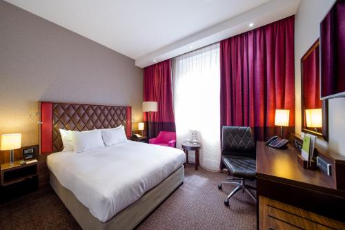 Habitación Queen del hotel Doubletree By Hilton London Marble Arch. Foto 2