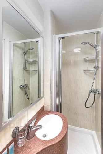 Habitación Doble con baño - 2 camas del hotel Nayland. Foto 10