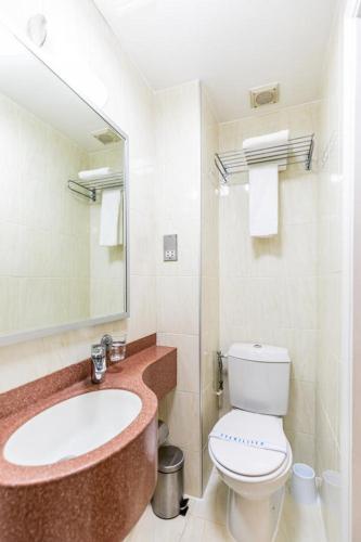 Habitación Triple con baño del hotel Nayland. Foto 10