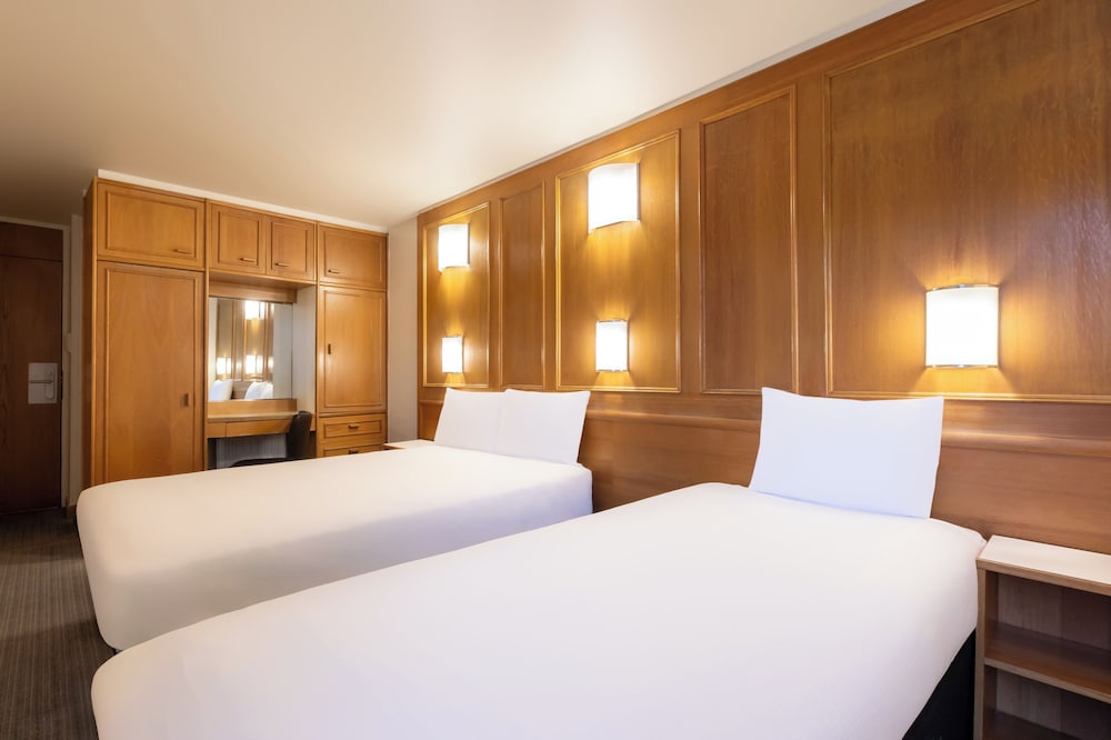 Habitación triple clásica del hotel St Giles - London. Foto 1