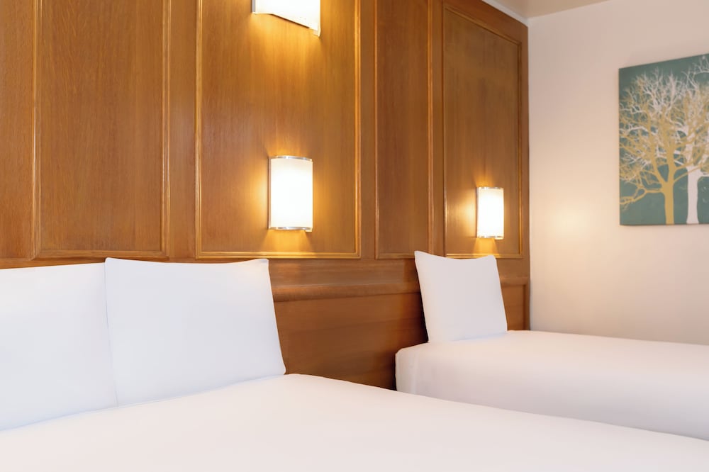 Habitación triple clásica del hotel St Giles - London. Foto 2