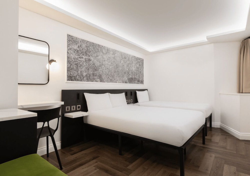 Habitación triple Signature del hotel St Giles - London