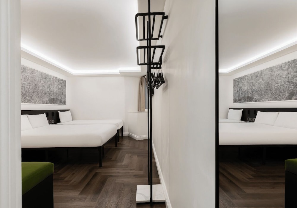 Habitación triple Signature del hotel St Giles - London. Foto 1
