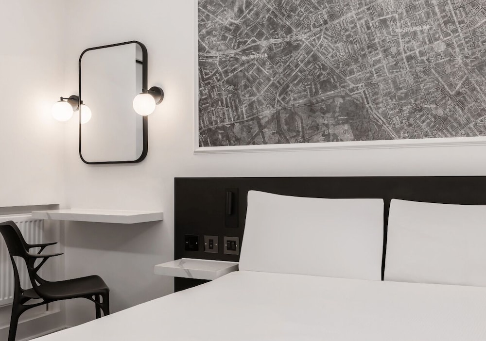 Habitación triple Signature del hotel St Giles - London. Foto 2