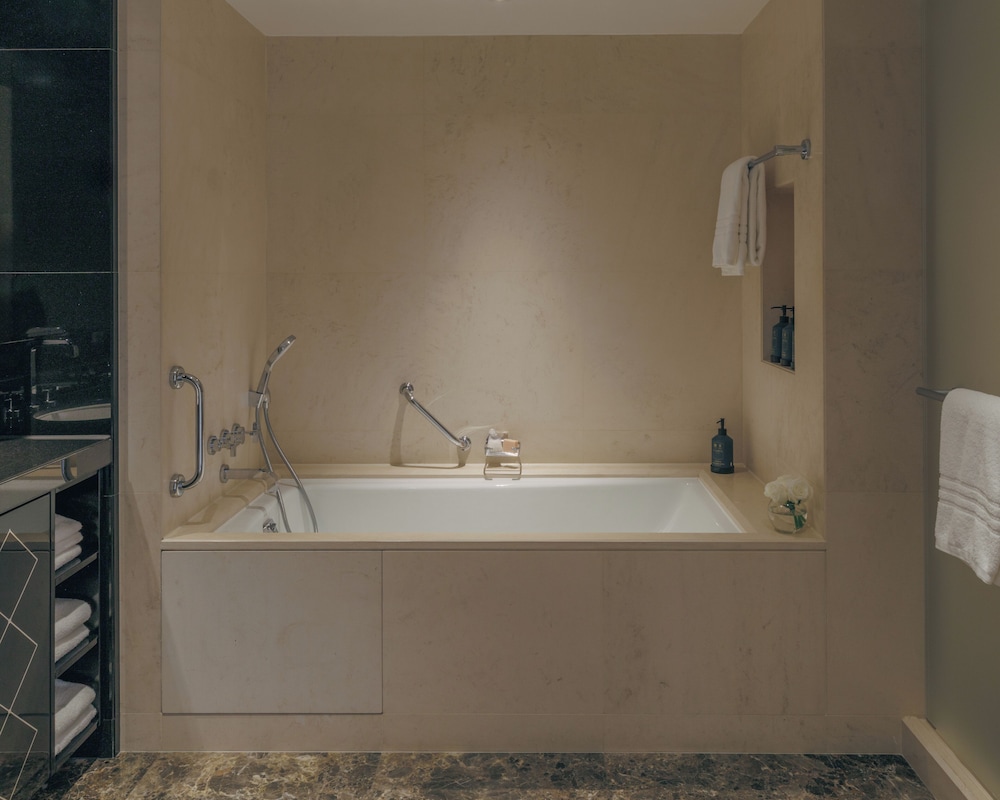 Suite Deluxe del hotel Four Seasons London At Park Lane. Foto 4