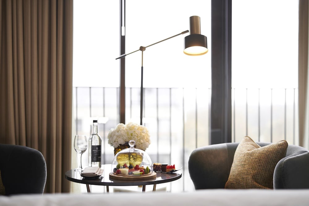 Habitación Deluxe del hotel Four Seasons London At Park Lane. Foto 1