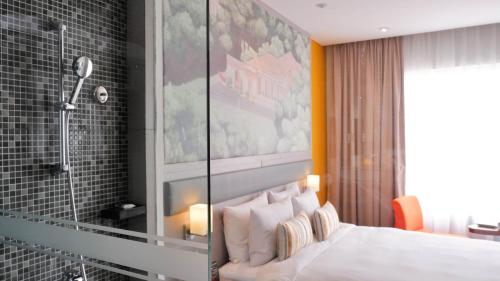 Habitación Superior - 1 cama grande del hotel Mercure Jakarta Cikini. Foto 4